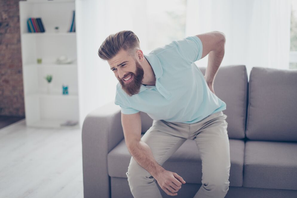 Akútna bolesť dolnej časti chrbta s ostrými pohybmi u pacienta s osteochondrózou