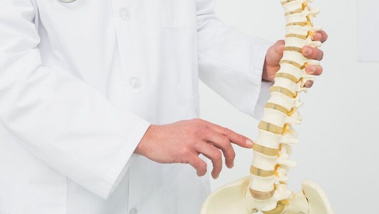 lekár demonštruje proces vývoja osteochondrózy